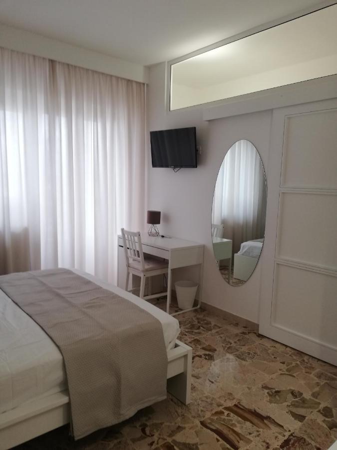 Ostuni Crispi House Hotel Екстериор снимка